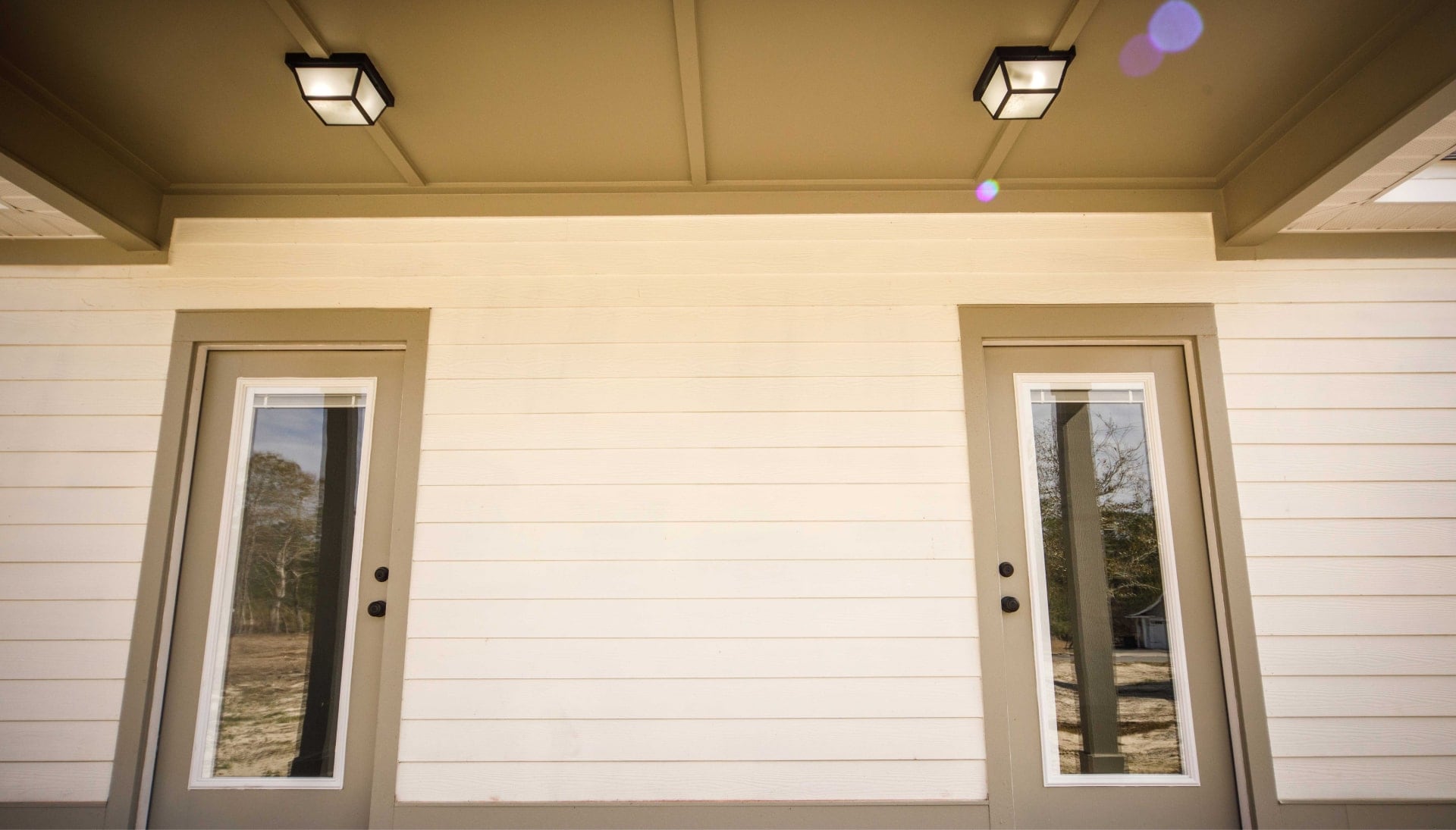 We offer siding services in Peoria, Illinois. Hardie plank siding installation in a front entry way.